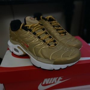 Womens nike sneakers size 7 youth